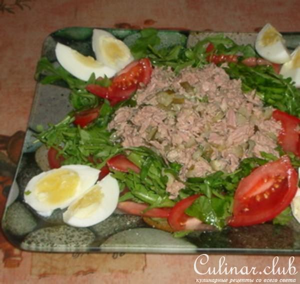 Салат с тунцом, руколой и соленым огурцом