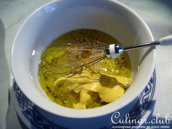 Пестрый селедочный салат с сырыми шампиньонами