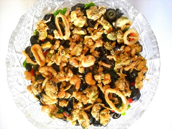 Салат слоенный с морепродуктами.