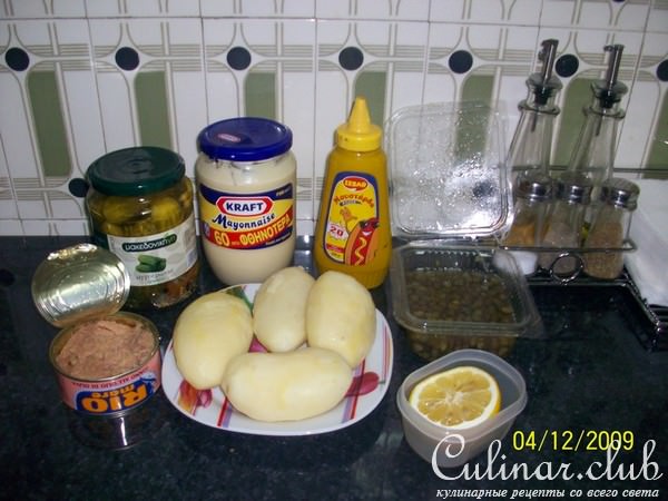 Картофельный салат с тунцом и каперсами.