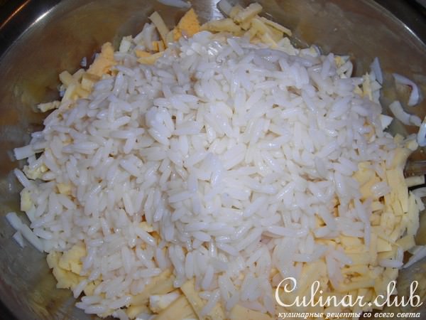 салат с кальмарами ,сыром и кукурузой