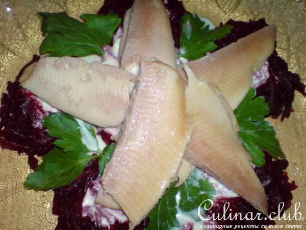 Салат из запечённой свёклы с копчёной форелью