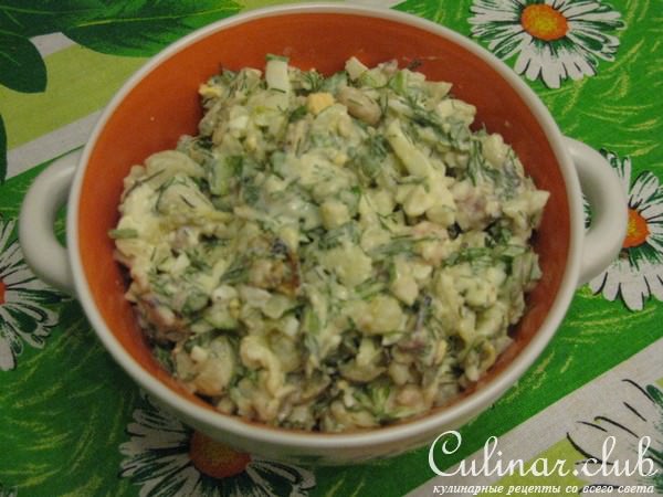 салат из морского коктейля с рукколой