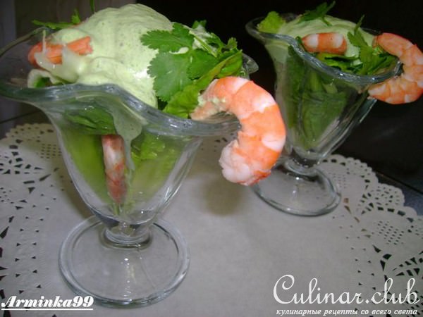 Салат из креветок с соусом из руколы