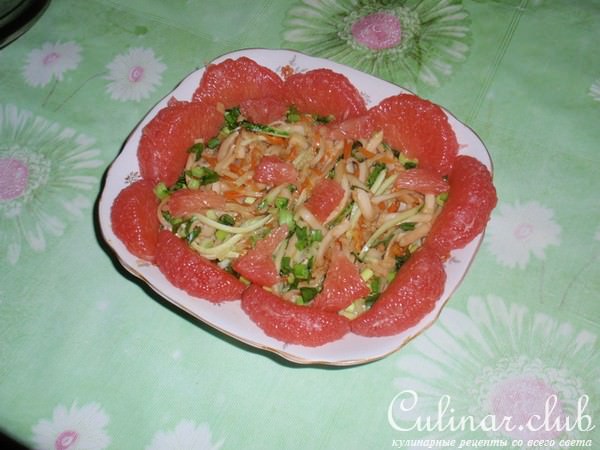 Салат из кальмаров, украшенный грейпфрутом (вариант)