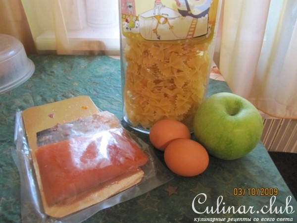 Салат с копченой рыбой и кислым яблоком