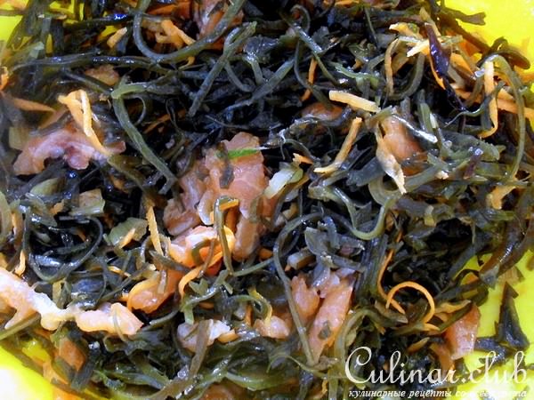 Салат из морской капусты с красной рыбой