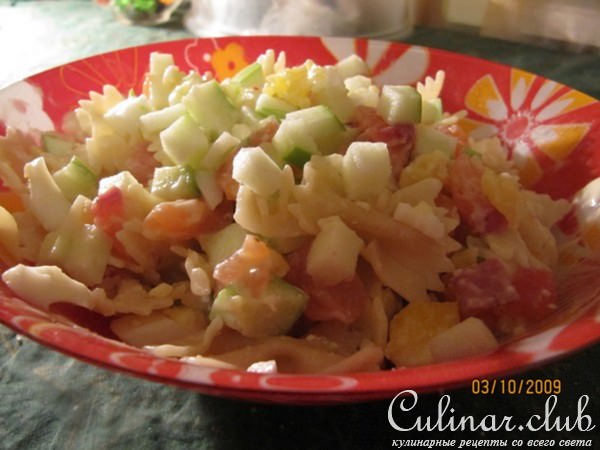 Салат с копченой рыбой и кислым яблоком
