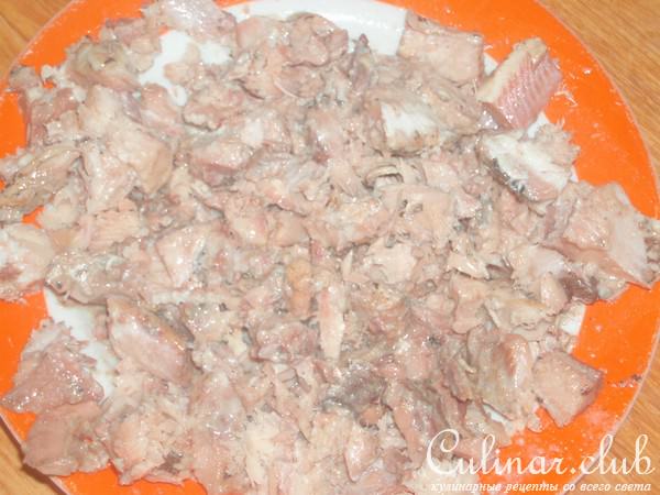 салат с рыбными консервами.