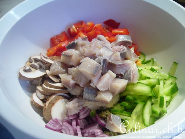 Пестрый селедочный салат с сырыми шампиньонами