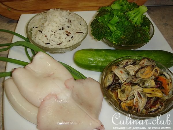 Салат с мидиями,кальмарами и рисом