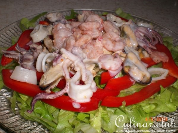 Салат из морского коктейля с винно-сырным соусом