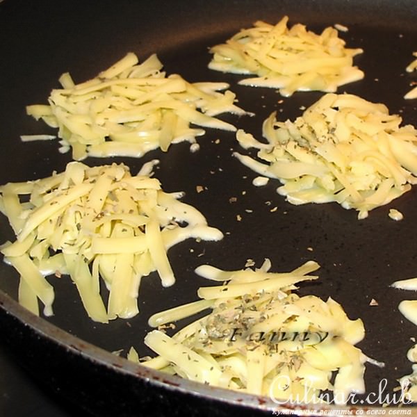 Салат с анчоусами и сырными чипсами