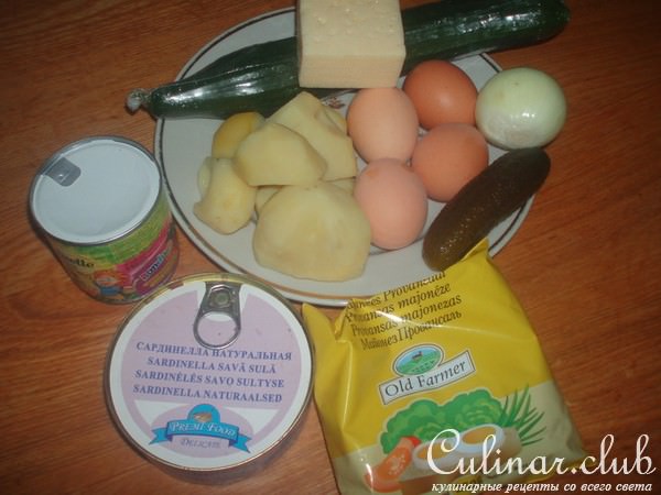 салат с рыбными консервами.