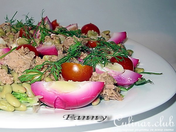 Салат с тунцом и яйцами в свекольном маринаде