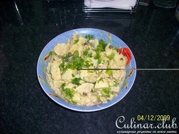 Картофельный салат с тунцом и каперсами.