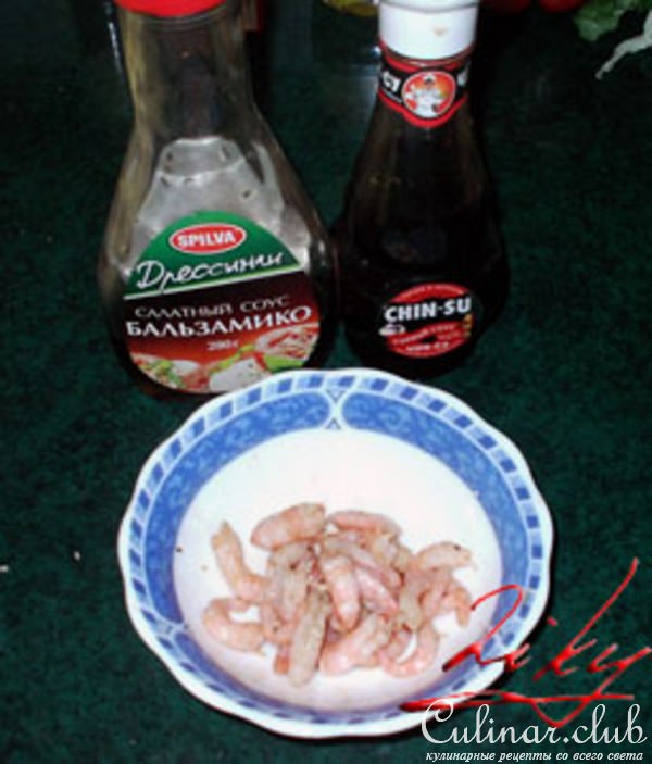 Салат из креветок и манго