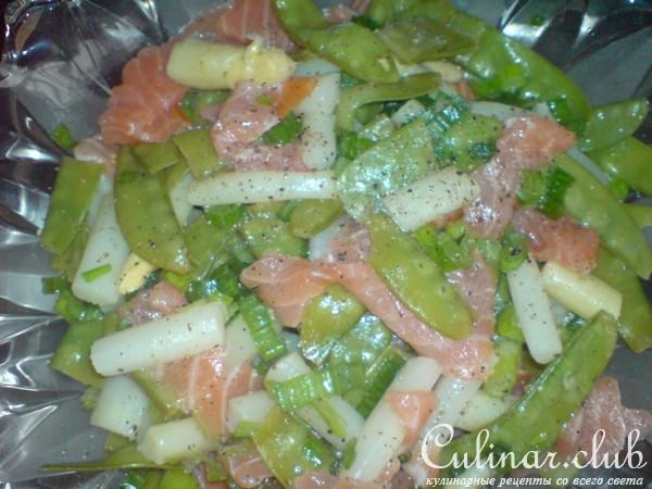 Салат из спаржи,стручков горошка и рыбы