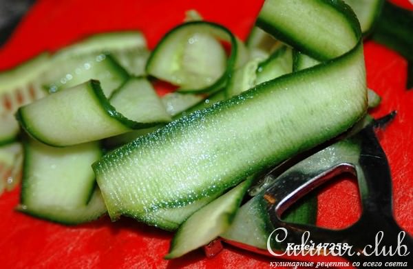 Салат с морской капустой, грибами и сельдью.