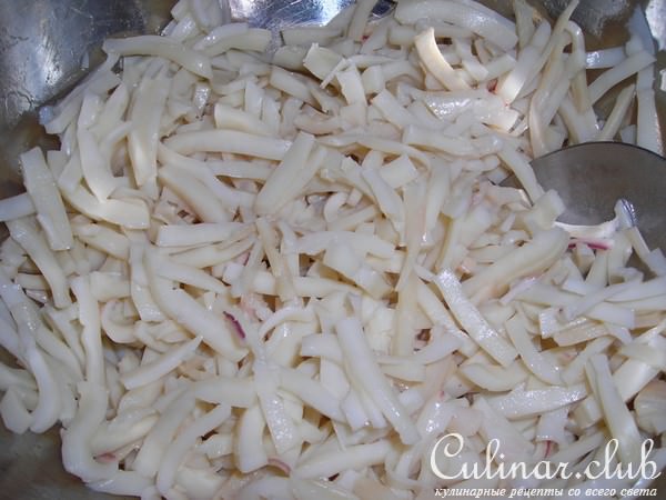 салат с кальмарами ,сыром и кукурузой