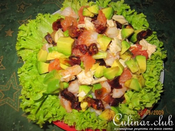 Салат с креветками и финиками