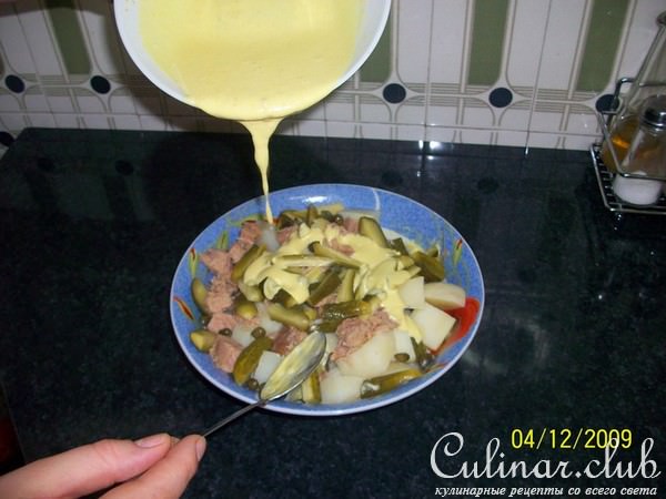 Картофельный салат с тунцом и каперсами.