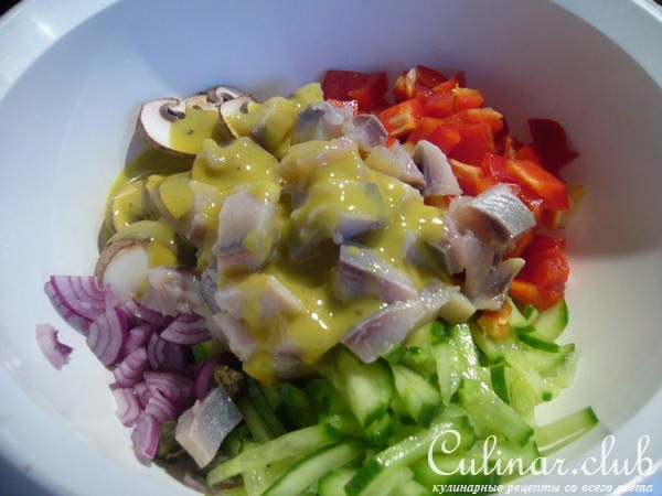 Пестрый селедочный салат с сырыми шампиньонами