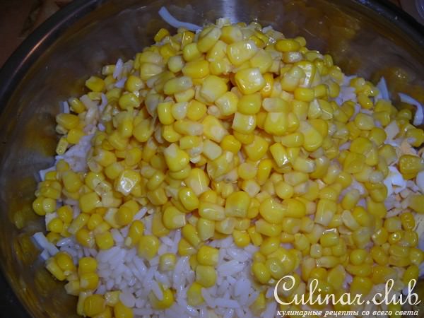 салат с кальмарами ,сыром и кукурузой