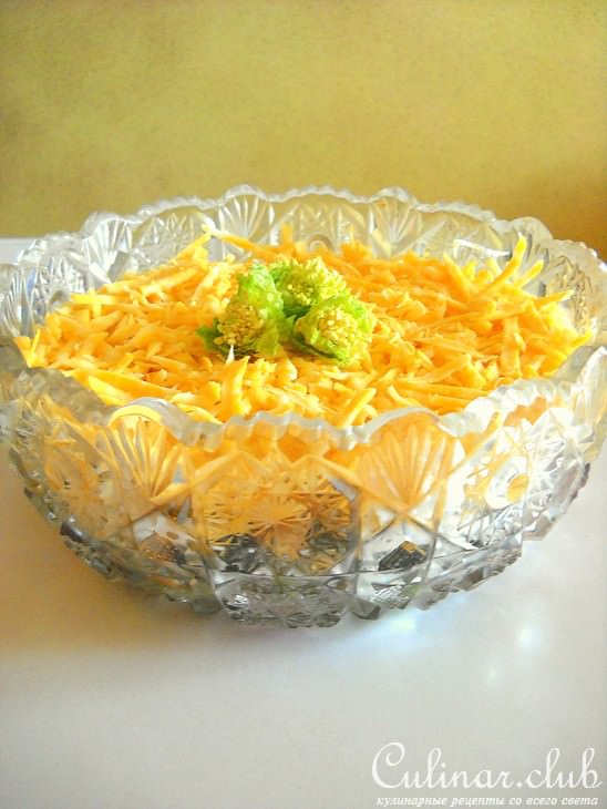 Салат слоенный с морепродуктами.