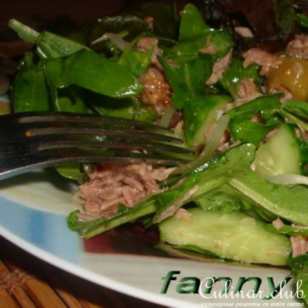 Салат с руколой и тунцом