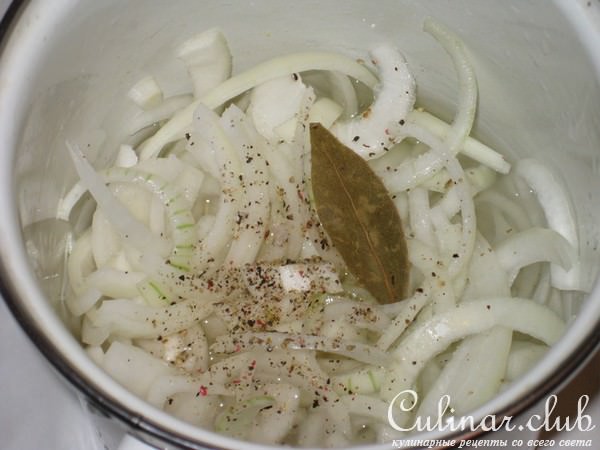 Кальмары с маринованным луком