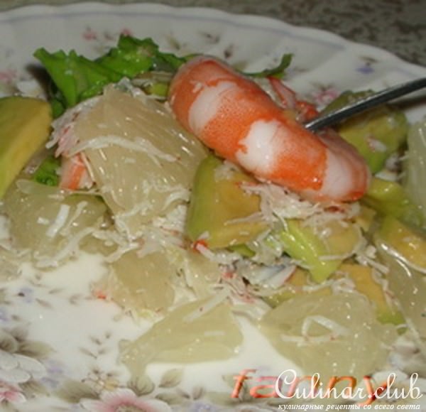 Салат с креветками, крабами и авокадо