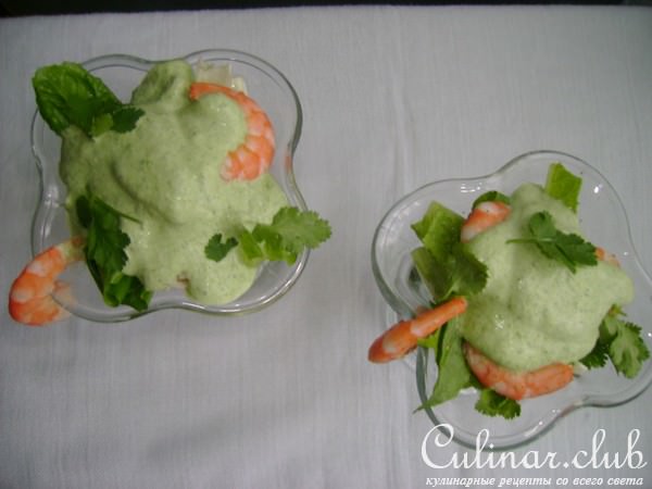 Салат из креветок с соусом из руколы