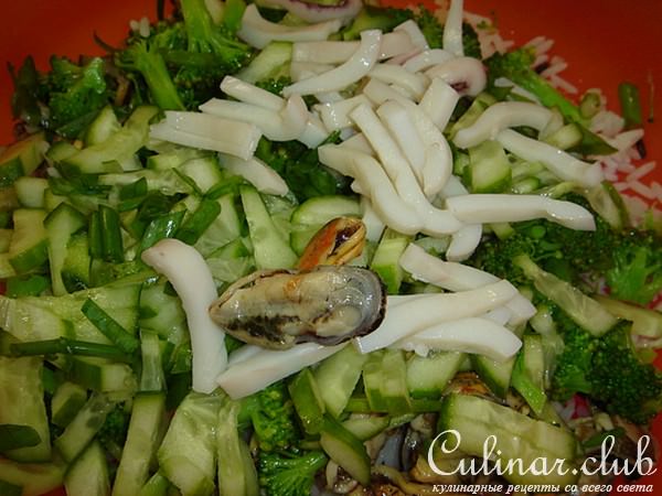 Салат с мидиями,кальмарами и рисом