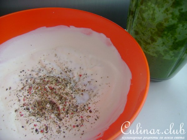 Салат из креветок с соусом из руколы