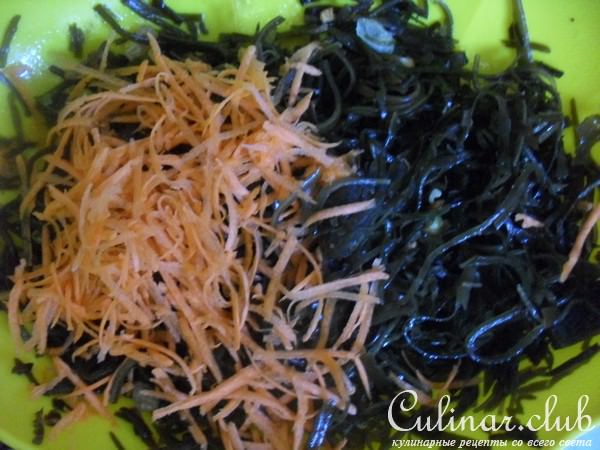 Салат из морской капусты с красной рыбой