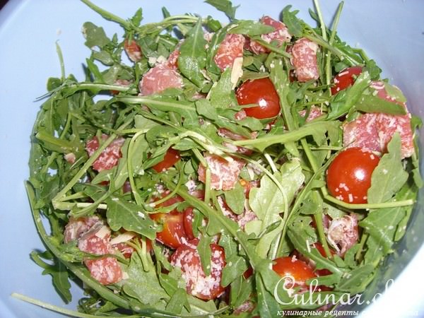 Салат с руколой - "Свежесть" и 2 пиццы на закуску!:)