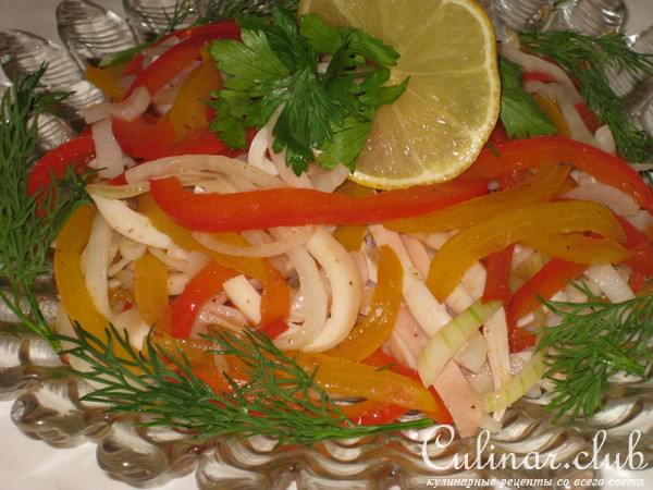 Кальмары с маринованным луком