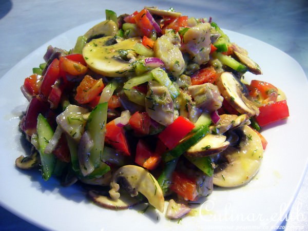 Пестрый селедочный салат с сырыми шампиньонами