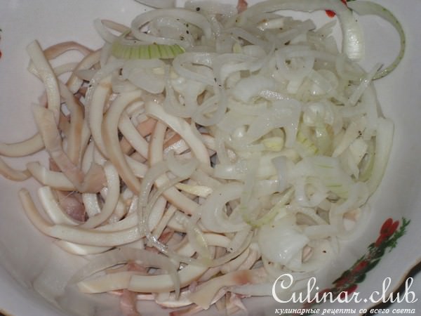 Кальмары с маринованным луком