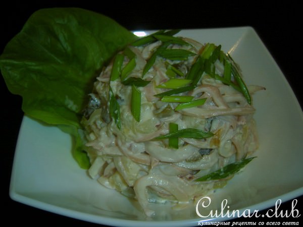 Салат из кальмаров, картофеля и соленых огурцов