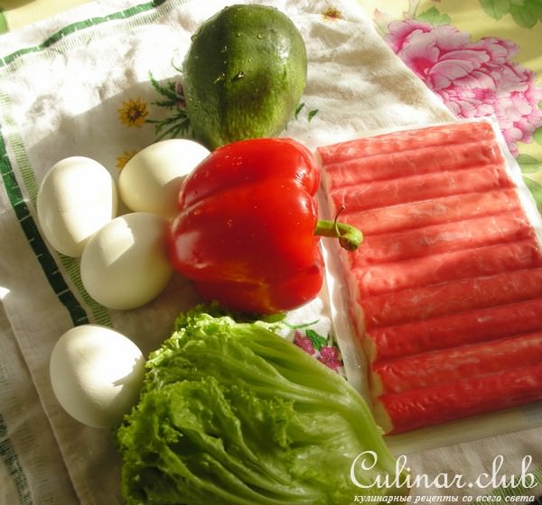 Салат с крабовыми палочками и авокадо