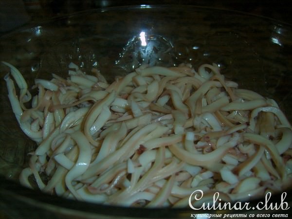 Салат из кальмаров, картофеля и соленых огурцов