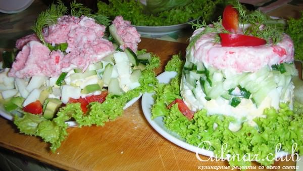 Салат с крабовыми палочками и авокадо