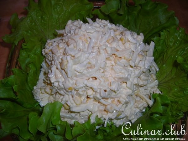 салат с кальмарами ,сыром и кукурузой