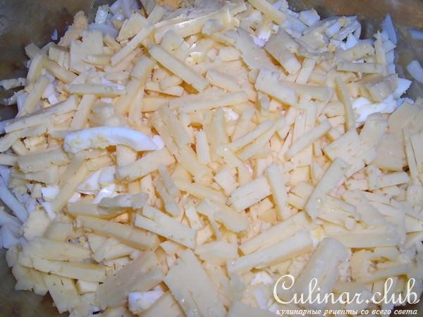 салат с кальмарами ,сыром и кукурузой