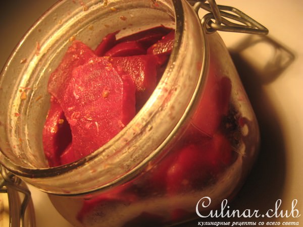 Салат из скумбрии с маринованной свеклой и виноградом.