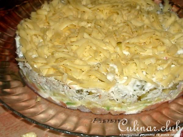 Салат с форелью и крабами