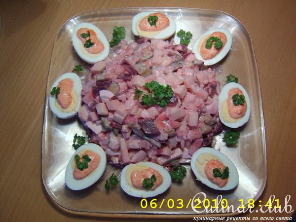 Салат селёдочный.