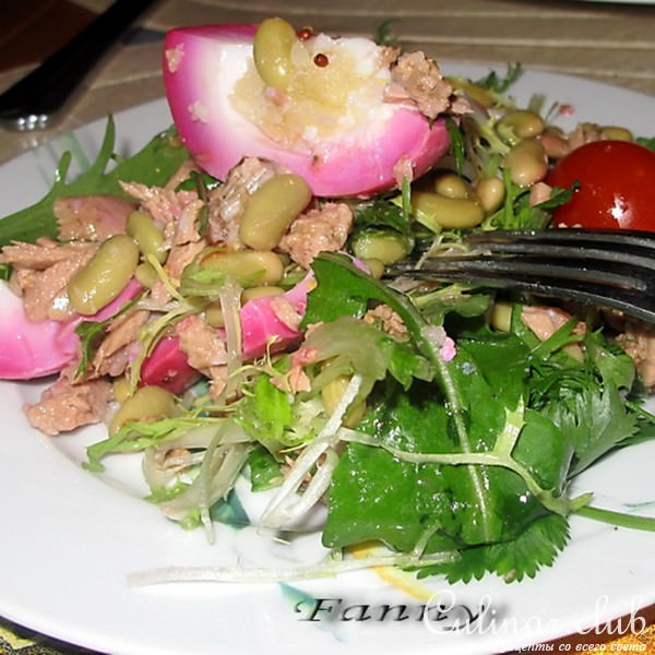 Салат с тунцом и яйцами в свекольном маринаде